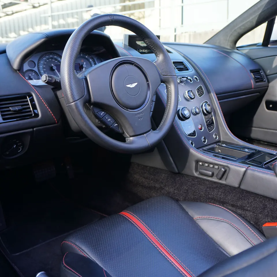 Gepflegtes Cockpit und Ledersitz eines Aston Martin Vantage – Innenaufbereitung