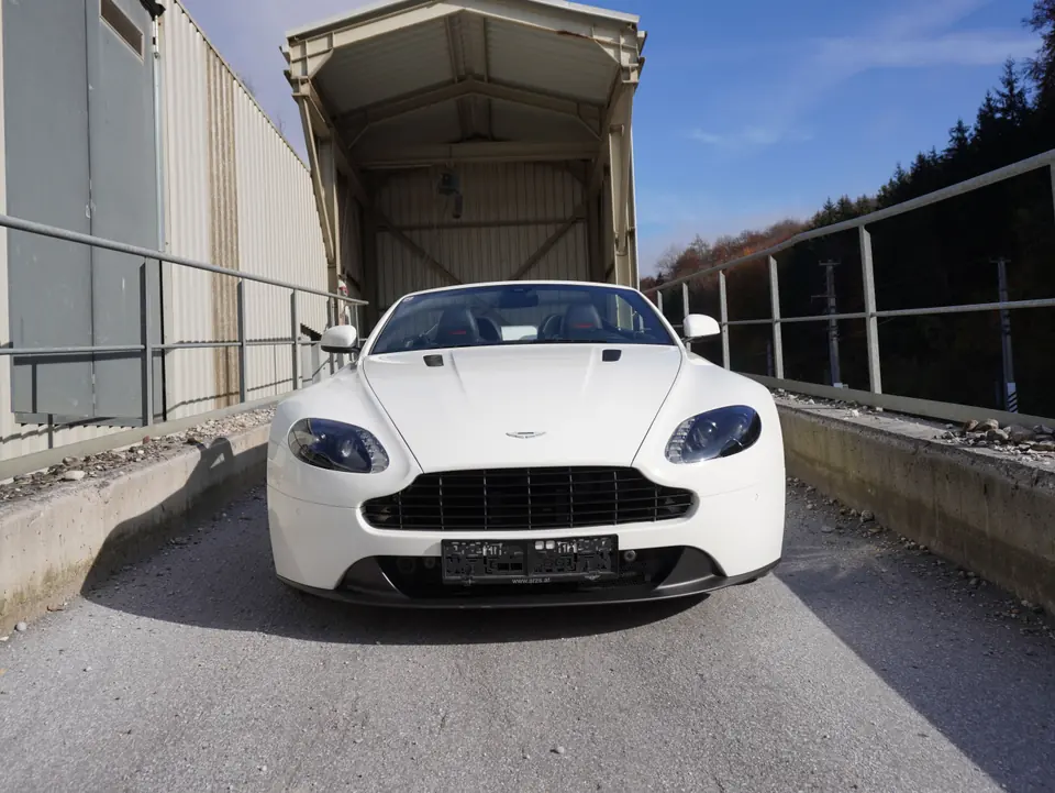 Weißer Aston Martin Vantage Roadster von vorne