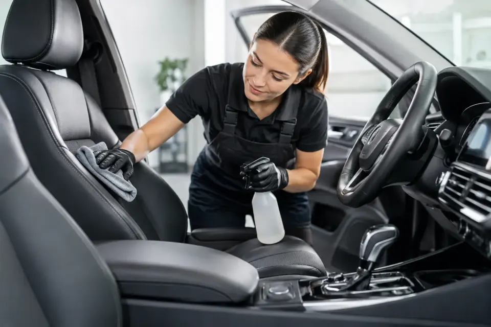 Fahrzeughygiene-Service für saubere Autos – Symbolbild (KI-generiert)