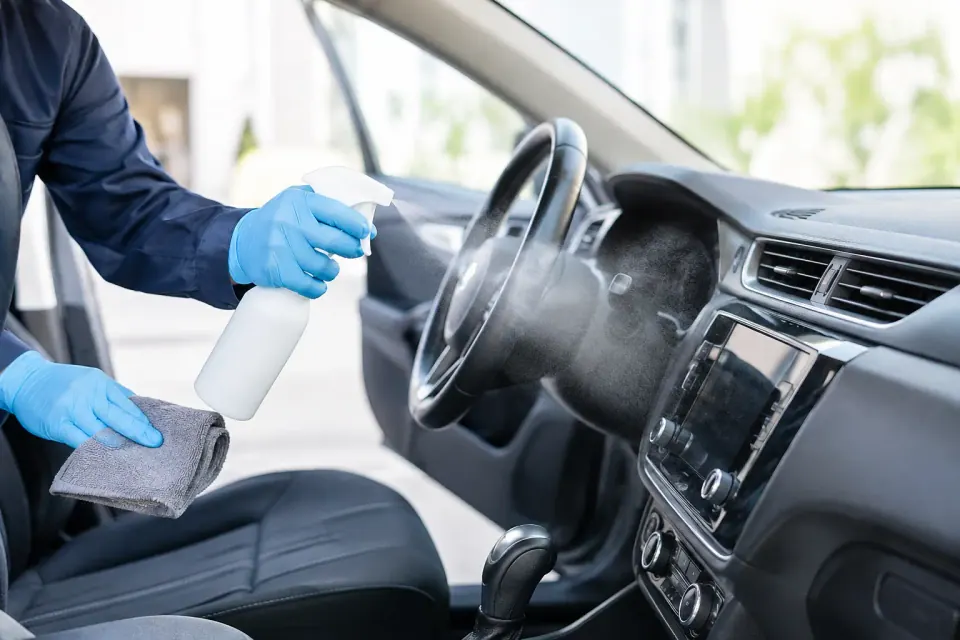 Innenraum-Desinfektion im Auto richtig durchführen – Symbolbild (KI-generiert)