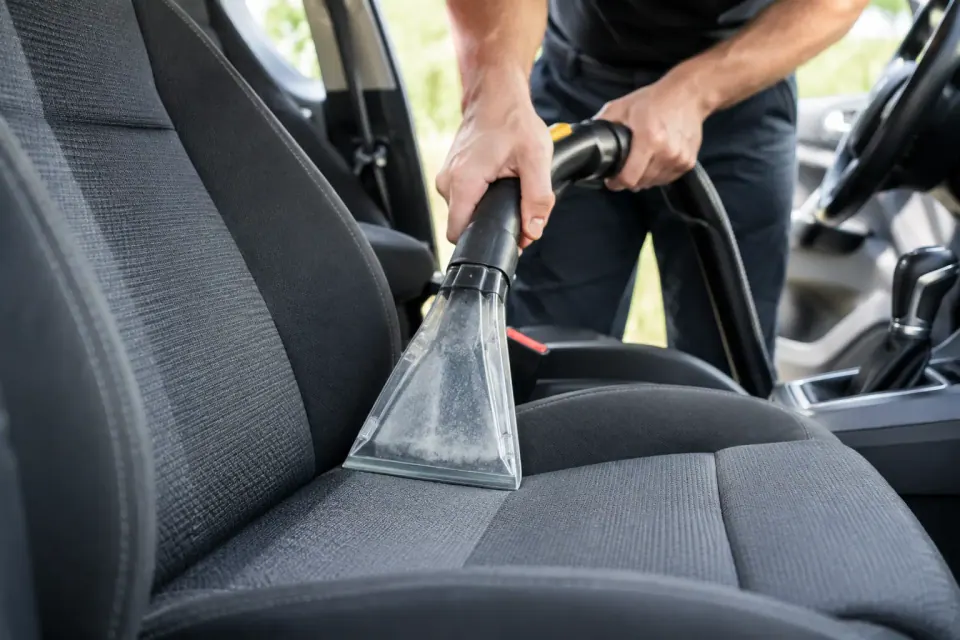 Polsterreinigung im Auto richtig angehen – Symbolbild (KI-generiert)