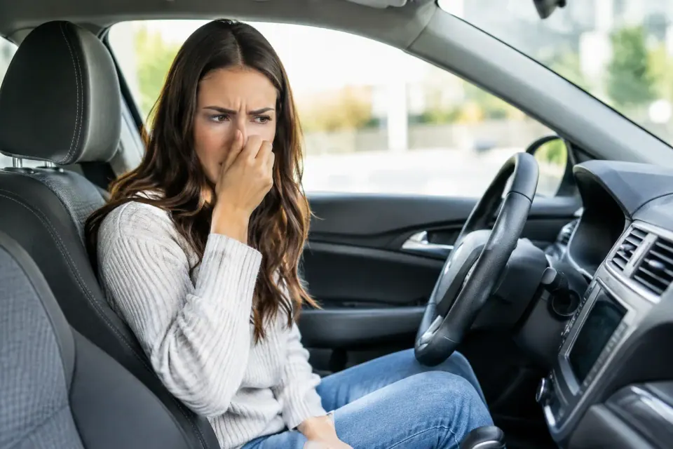 Warum riecht mein Auto muffig? Ursachen lösen – Symbolbild (KI-generiert)