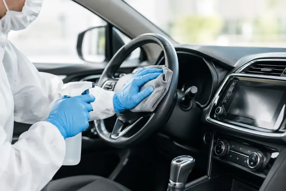 Wie wird ein Auto desinfiziert? Richtig vorgehen – Symbolbild (KI-generiert)